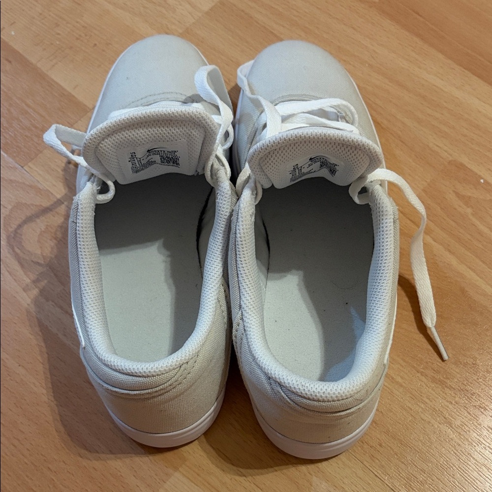 Nike SB White Lace-Up Sneakers - Picture 3 of 5